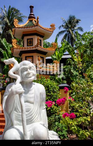 Hà Tiên, Vietnam. August 2014. Der buddhistische Tempel SAC Tu Tam Bao Tu in Hà Tiên, Provinz Kiên Giang im Mekong-Delta in Südvietnam. Stockfoto