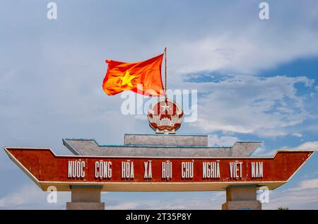 Hà Tiên, Vietnam. August 2014. Eingang zum Straßengrenzposten zwischen Vietnam und Kambodscha in Hà Tiên, Provinz Kiên Giang in Südvietnam. Stockfoto