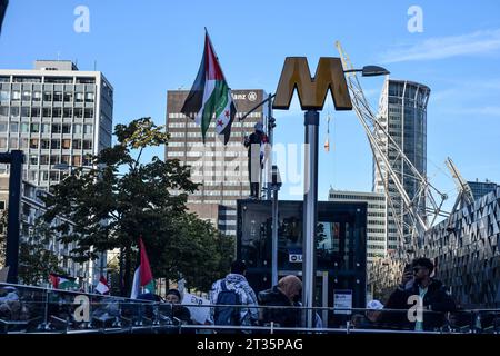 Rotterdam, Niederlande. Oktober 2023. Pro-palästinensische Demonstranten, die Banner und Fahnen halten, nehmen am 22. Oktober 2023 in Rotterdam, Niederlande, an einer Demonstration Teil, um Solidarität mit Palästinensern zu zeigen. Etwa 10.000 Menschen nahmen an dem Protest Teil und marschierten in Richtung des Rotterdamer Gerichtsgebäudes. Die Demonstranten in Rotterdam schwenkten palästinensische, türkische und marokkanische Fahnen und hielten zwei Minuten Schweigen für die Opfer des Gaza-Krieges. (Foto: Mouneb Taim/INA Photo Agency/SIPA USA) Credit: SIPA USA/Alamy Live News Stockfoto