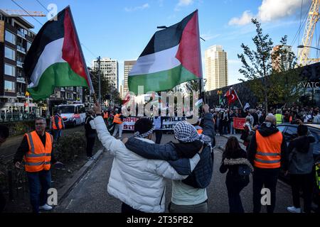 Rotterdam, Niederlande. Oktober 2023. Pro-palästinensische Demonstranten, die Banner und Fahnen halten, nehmen am 22. Oktober 2023 in Rotterdam, Niederlande, an einer Demonstration Teil, um Solidarität mit Palästinensern zu zeigen. Etwa 10.000 Menschen nahmen an dem Protest Teil und marschierten in Richtung des Rotterdamer Gerichtsgebäudes. Die Demonstranten in Rotterdam schwenkten palästinensische, türkische und marokkanische Fahnen und hielten zwei Minuten Schweigen für die Opfer des Gaza-Krieges. (Foto: Mouneb Taim/INA Photo Agency/SIPA USA) Credit: SIPA USA/Alamy Live News Stockfoto