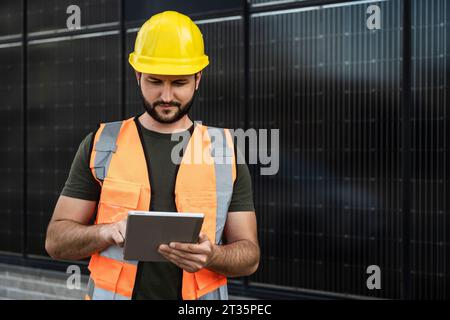 Ingenieur, der vor Solarzellen am Tablet-PC arbeitet Stockfoto