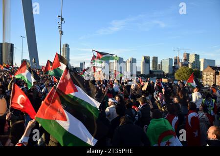 Rotterdam, Niederlande. Oktober 2023. Pro-palästinensische Demonstranten, die Banner und Fahnen halten, nehmen am 22. Oktober 2023 in Rotterdam, Niederlande, an einer Demonstration Teil, um Solidarität mit Palästinensern zu zeigen. Etwa 10.000 Menschen nahmen an dem Protest Teil und marschierten in Richtung des Rotterdamer Gerichtsgebäudes. Die Demonstranten in Rotterdam schwenkten palästinensische, türkische und marokkanische Fahnen und hielten zwei Minuten Schweigen für die Opfer des Gaza-Krieges. (Foto: Mouneb Taim/INA Photo Agency/SIPA USA) Credit: SIPA USA/Alamy Live News Stockfoto