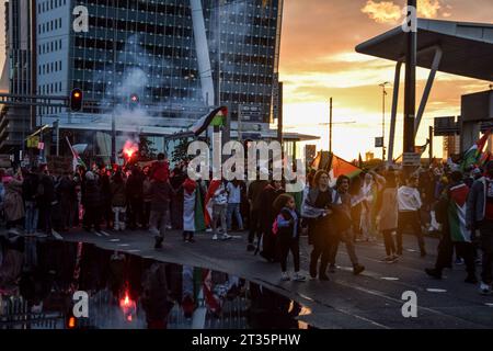 Rotterdam, Niederlande. Oktober 2023. Pro-palästinensische Demonstranten, die Banner und Fahnen halten, nehmen am 22. Oktober 2023 in Rotterdam, Niederlande, an einer Demonstration Teil, um Solidarität mit Palästinensern zu zeigen. Etwa 10.000 Menschen nahmen an dem Protest Teil und marschierten in Richtung des Rotterdamer Gerichtsgebäudes. Die Demonstranten in Rotterdam schwenkten palästinensische, türkische und marokkanische Fahnen und hielten zwei Minuten Schweigen für die Opfer des Gaza-Krieges. (Foto: Mouneb Taim/INA Photo Agency/SIPA USA) Credit: SIPA USA/Alamy Live News Stockfoto