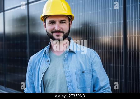 Selbstbewusster Techniker mit gelbem Schutzhelm Stockfoto