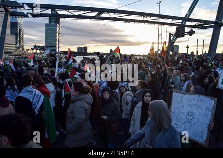 Rotterdam, Niederlande. Oktober 2023. Pro-palästinensische Demonstranten, die Banner und Fahnen halten, nehmen am 22. Oktober 2023 in Rotterdam, Niederlande, an einer Demonstration Teil, um Solidarität mit Palästinensern zu zeigen. Etwa 10.000 Menschen nahmen an dem Protest Teil und marschierten in Richtung des Rotterdamer Gerichtsgebäudes. Die Demonstranten in Rotterdam schwenkten palästinensische, türkische und marokkanische Fahnen und hielten zwei Minuten Schweigen für die Opfer des Gaza-Krieges. (Foto: Mouneb Taim/INA Photo Agency/SIPA USA) Credit: SIPA USA/Alamy Live News Stockfoto