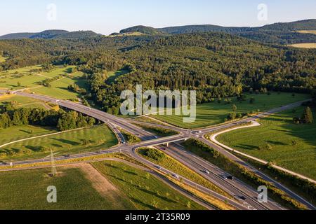 Deutschland, Baden-Württemberg, Luftaufnahme der Bundesstraße 10 und der umliegenden Landschaft im Sommer Stockfoto