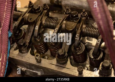 Nahaufnahme mit den komplizierten Ventilen eines alten Motors, der einer sorgfältigen Restaurierung unterzogen wird. Detail der restaurierten Vintage Motorventile Copyright: Xfilippoxcarlotx 1374 Credit: Imago/Alamy Live News Stockfoto