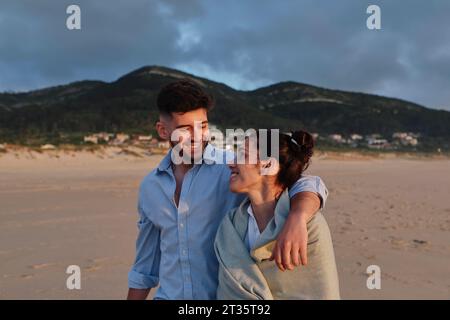 Glückliches junges Paar, das Freizeit am Strand verbringt Stockfoto