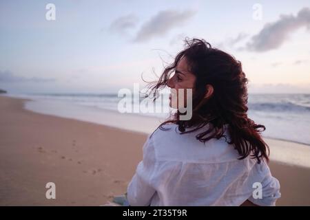 Glückliche Frau mit faulen Haaren am Strand Stockfoto