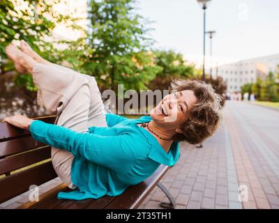 Verspielte Geschäftsfrau, die im Büropark genießt Stockfoto