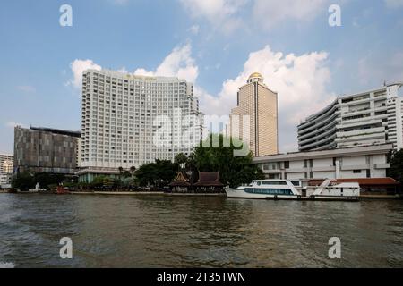 Vorne: Shangri-La Hotel, hinten: Lebua at State Tower - Bangkok - Thailand, Dezember 2022 *** vorne Shangri La Hotel, hinten Lebua at State Tower Bangkok Thailand, Dezember 2022 Credit: Imago/Alamy Live News Stockfoto