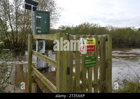 River Dove River Level Measurement Station in Hatton South Derbyshire, nachdem Storm Babet im Oktober 2023 Großbritannien getroffen hatte Stockfoto