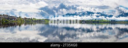 Deutschland, Bayern, Hopfen am See, Panoramablick auf Wolken, die sich im Hopfensee spiegeln Stockfoto