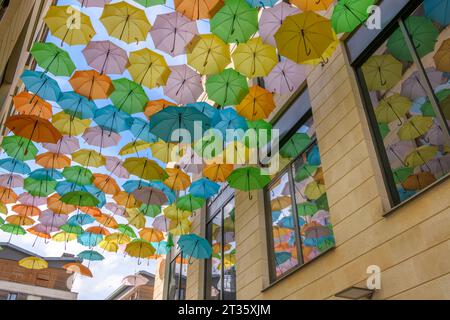 Das Einkaufszentrum Bordeaux Sainte-Catherine in Bordeaux ist mit Dutzenden Regenbogenschirmen in Rosa, Orangen, Petrol und Blau geschmückt. Stockfoto