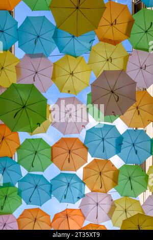 Das Einkaufszentrum Bordeaux Sainte-Catherine in Bordeaux ist mit Dutzenden Regenbogenschirmen in Rosa, Orangen, Petrol und Blau geschmückt. Stockfoto