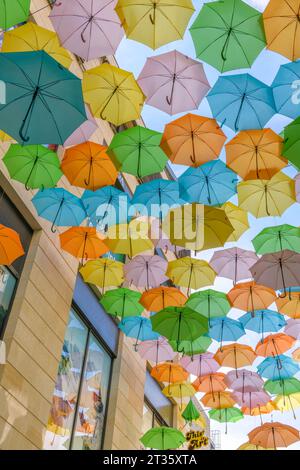 Das Einkaufszentrum Bordeaux Sainte-Catherine in Bordeaux ist mit Dutzenden Regenbogenschirmen in Rosa, Orangen, Petrol und Blau geschmückt. Stockfoto