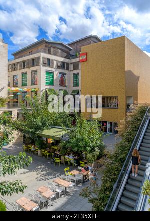 Der LEGO Store im Einkaufszentrum Bordeaux Sainte-Catherine in Bordeaux, Frankreich. Eingerahmt von Geschäften und Käufern, die essen oder auf den Rolltreppen navigieren. Stockfoto