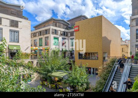 Der LEGO Store im Einkaufszentrum Bordeaux Sainte-Catherine in Bordeaux, Frankreich. Eingerahmt von Geschäften und Käufern, die essen oder auf den Rolltreppen navigieren. Stockfoto