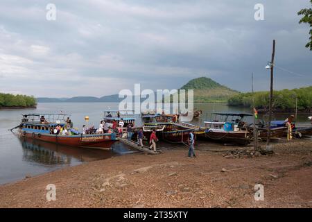 Das Longtailboot vom Laem Kruat Pier in Krabi kommt am Mutu Pier an - Koh Jum - Thailand, Januar 2023 *** das Longtail Boot vom Laem Kruat Pier in Krabi kommt am Mutu Pier auf Koh Jum Thailand, Januar 2023 Credit: Imago/Alamy Live News Stockfoto