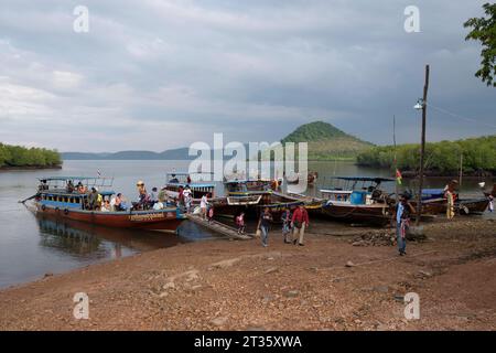 Das Longtailboot vom Laem Kruat Pier in Krabi kommt am Mutu Pier an - Koh Jum - Thailand, Januar 2023 *** das Longtail Boot vom Laem Kruat Pier in Krabi kommt am Mutu Pier auf Koh Jum Thailand, Januar 2023 Credit: Imago/Alamy Live News Stockfoto