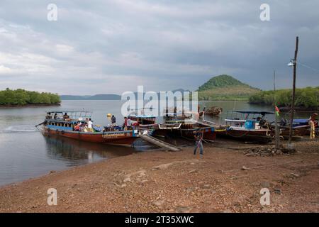 Das Longtailboot vom Laem Kruat Pier in Krabi kommt am Mutu Pier an - Koh Jum - Thailand, Januar 2023 *** das Longtail Boot vom Laem Kruat Pier in Krabi kommt am Mutu Pier auf Koh Jum Thailand, Januar 2023 Credit: Imago/Alamy Live News Stockfoto