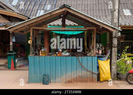 Tankstelle in Ban Ting Rai - Koh Jum - Thailand, Januar 2023 *** Tankstelle in Ban Ting Rai Koh Jum Thailand, Januar 2023 Credit: Imago/Alamy Live News Stockfoto