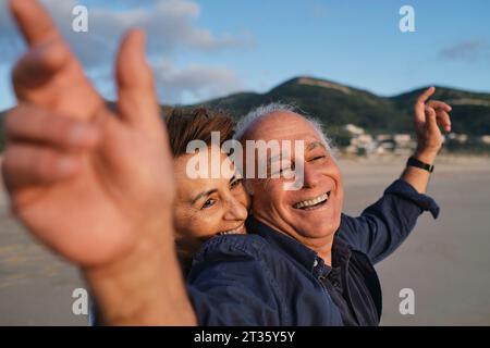 Glückliches Seniorenpaar, das sich am Strand amüsiert Stockfoto