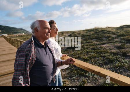 Ein nachdenkliches Seniorenpaar, das auf der Promenade gelandet ist Stockfoto