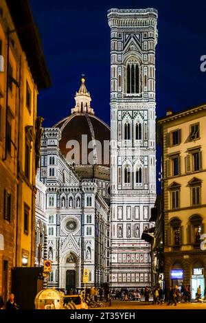 Florenz, Italien. Der von Giotto entworfene Campanile (Glockenturm), der zwischen 1334 und 1359 gebaut wurde, wurde nachts gesehen Stockfoto