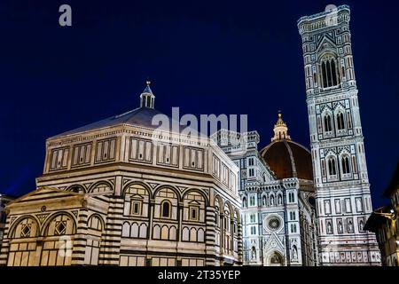 Ein Nachtblick auf das Baptisterium in Florenz, erbaut 1059. Es steht neben dem Dom (Kathedrale) und Giottos campanile (Glockenturm), fertiggestellt 1359 Stockfoto