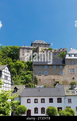 Deutschland, Nordrhein-Westfalen, Blankenheim, Fachwerkhäuser mit Schloss Blankenheim im Hintergrund Stockfoto