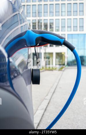 Nahaufnahme der Elektroauto-Aufladung am Bahnhof Stockfoto