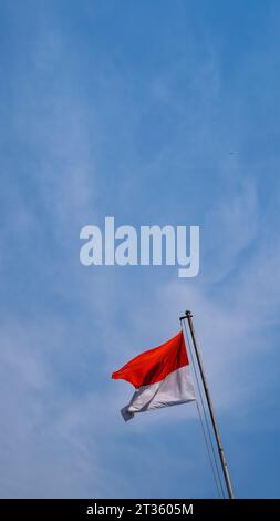 Die rote und weiße Flagge der indonesischen Nation flattert am Himmel, keine Menschen Stockfoto