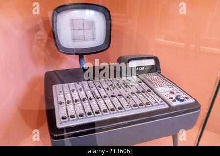 Der erste alte Computer AKAT-1 ist ein polnischer Transistor-Analogcomputer, der 1959 hergestellt wurde. Polen, Warschau - 28. Juli 2023. Stockfoto