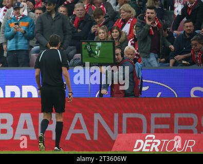 Köln, Deutschland. Januar 2000. Schiedsrichter Deniz Aytekin überprüft anhand des VAR-Monitors eine mögliche Rote-Karte-Entscheidung gegen Manu Kone von Borussia Mönchengladbach während des Bundesliga-Spiels zwischen Mönchengladbach und dem FC Köln im RheinEnergieStadion ( Endstand; Bundesliga-Spiel zwischen Mönchengladbach 1:3 FC Köln ) (Foto: Osama Faisal/SOPA Images/SIPA USA) Credit: SIPA USA/Alamy Live News Stockfoto
