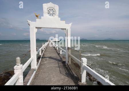 Steg zum Tempel auf dem Meer beim Kloster WAT - Koh Phayam - Thailand, Dezember 2022 *** Fußgängerbrücke zum Tempel am Meer im Kloster WAT Koh Phayam Thailand, Dezember 2022 Credit: Imago/Alamy Live News Stockfoto