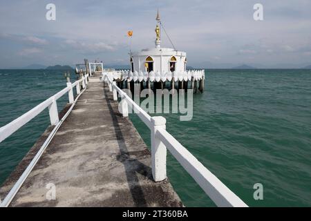 Steg zum Tempel auf dem Meer beim Kloster WAT - Koh Phayam - Thailand, Dezember 2022 *** Fußgängerbrücke zum Tempel am Meer im Kloster WAT Koh Phayam Thailand, Dezember 2022 Credit: Imago/Alamy Live News Stockfoto