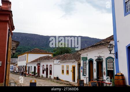 Tiradentes, Minas Gerais, Brasilien - 8. Oktober 2023: Häuser und charakteristische Architektur im historischen Tiradentes, im Inneren von Minas Gerais Stockfoto