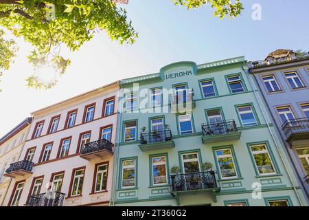 Deutschland, Rheinland-Pfalz, Bad Ems, Fassaden historischer pastellfarbener Mehrfamilienhäuser Stockfoto