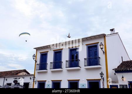 Tiradentes, Minas Gerais, Brasilien - 8. Oktober 2023: Häuser und charakteristische Architektur im historischen Tiradentes, im Inneren von Minas Gerais Stockfoto