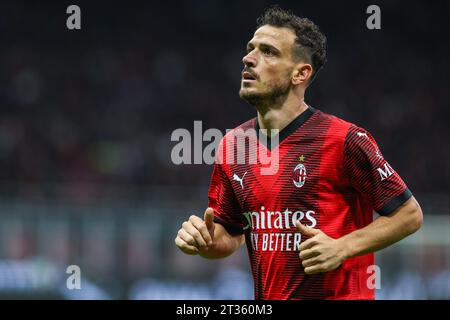 Mailand, Italien. Oktober 2023. Alessandro Florenzi vom AC Milan sieht sich beim Fußballspiel der Serie A 2023/24 zwischen dem AC Milan und Juventus FC im San Siro Stadium, Mailand, Italien am 22. Oktober 2023 an. Credit: Independent Photo Agency/Alamy Live News Stockfoto