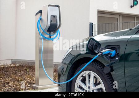 Autoladung an der Ladestation für Elektrofahrzeuge Stockfoto