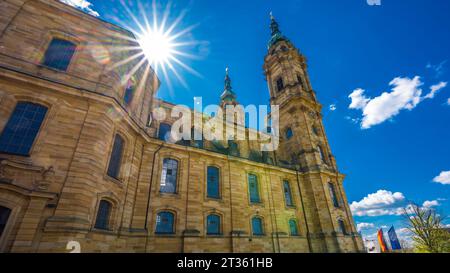 Deutschland, Bayern, Bad Staffelstein, Sonne scheint über der Basilika der vierzehn Heiligen Helfer Stockfoto