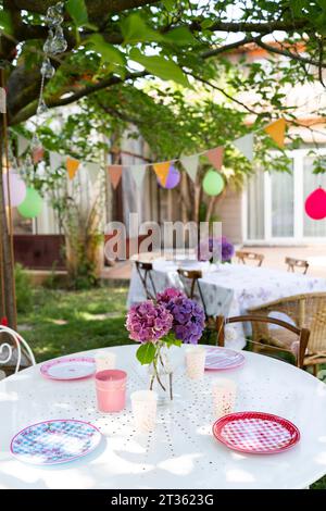 Tisch dekoriert für Geburtstagsfeiern im Garten Stockfoto
