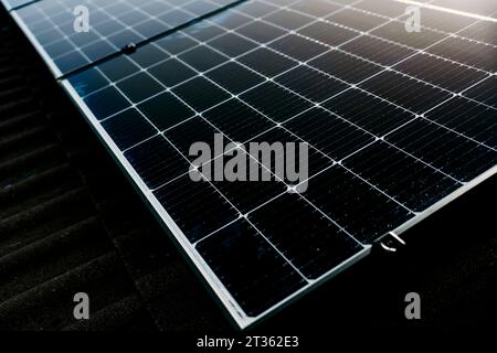 Solarpaneele auf dem Dach installiert Stockfoto