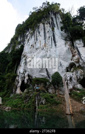 Landschaft beim Eingang der Pra Kai Petch Cave - Khao Sok Nationalpark - Thailand, Dezember 2022 *** Landschaft am Eingang der Pra Kai Petch Cave Khao Sok Nationalpark Thailand, Dezember 2022 Credit: Imago/Alamy Live News Stockfoto