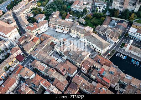 Italien, Venetien, Lazise, Blick aus der Vogelperspektive auf den Stadtplatz, umgeben von historischen Häusern Stockfoto
