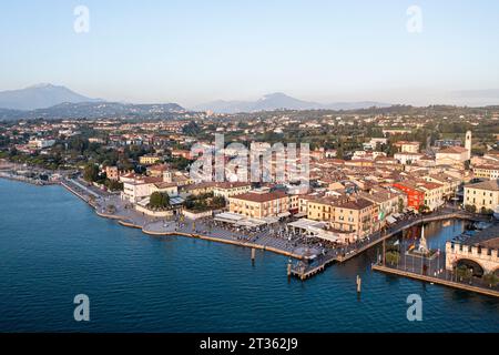 Italien, Veneto, Lazise, Luftaufnahme der Stadt am Ostufer des Gardasees Stockfoto