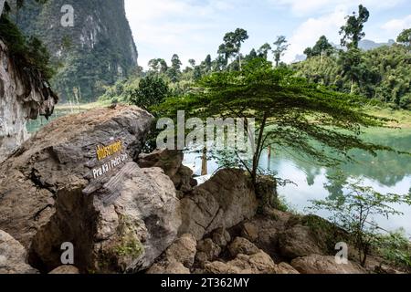 Landschaft beim Eingang der Pra Kai Petch Cave - Khao Sok Nationalpark - Thailand, Dezember 2022 *** Landschaft am Eingang der Pra Kai Petch Cave Khao Sok Nationalpark Thailand, Dezember 2022 Credit: Imago/Alamy Live News Stockfoto