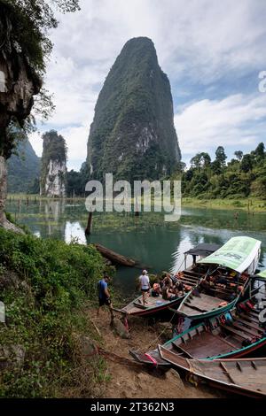 Landschaft beim Eingang der Pra Kai Petch Cave - Khao Sok Nationalpark - Thailand, Dezember 2022 *** Landschaft am Eingang der Pra Kai Petch Cave Khao Sok Nationalpark Thailand, Dezember 2022 Credit: Imago/Alamy Live News Stockfoto